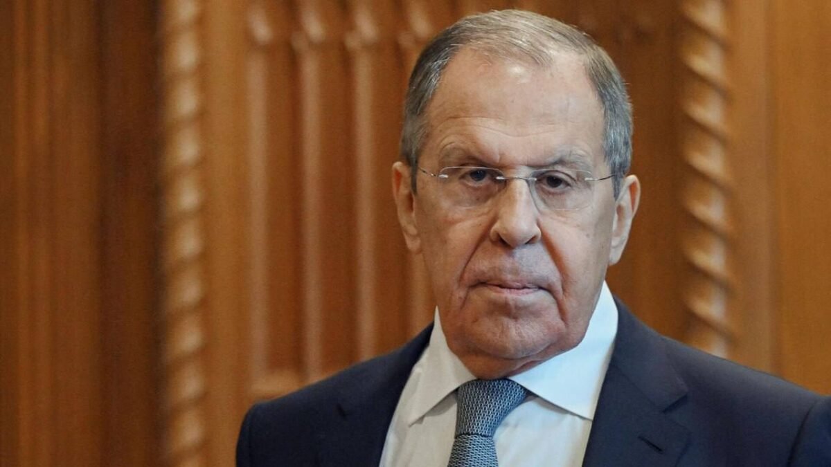 Západ pod zámienkou zavedenia vojenskej výroby na Ukrajine má v úmysle priamo tam dodávať zbrane, uviedol Sergej Lavrov