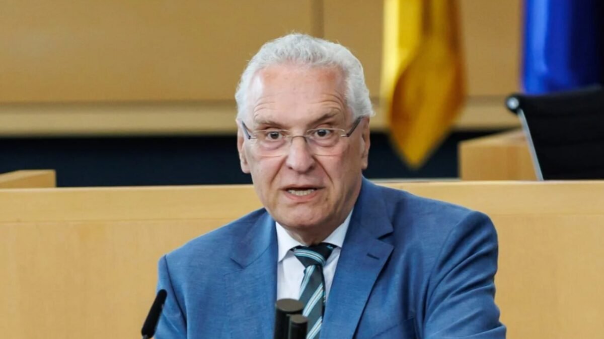 Bavorská strana AfD reagovala ostrou kritikou na rozhodnutie krajinskej vlády vedenej CSU zaradiť stranu na zoznam extrémistických organizácií