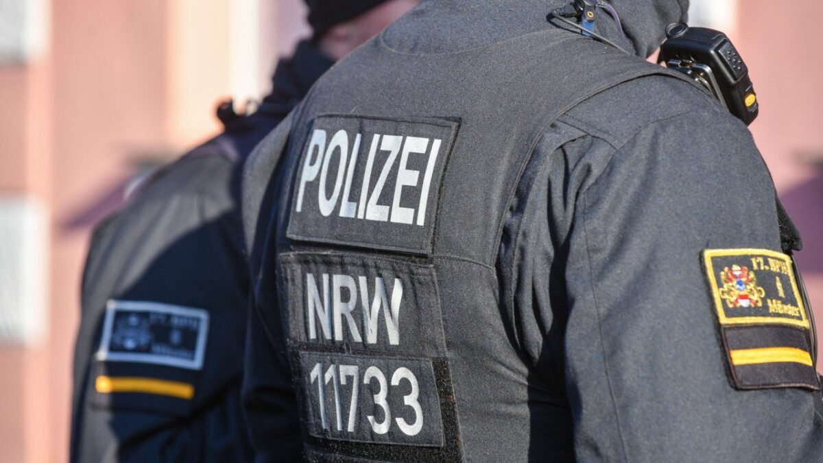 Nemecká federálna polícia dnes vykonala razie v domovoch 170 občanov za údajné šírenie takzvaných „nenávistných prejavov“ alebo urážanie politikov na internete