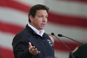 Guvernér Ron DeSantis hovorí, že obyvatelia Floridy majú právo prejsť autom cez ...