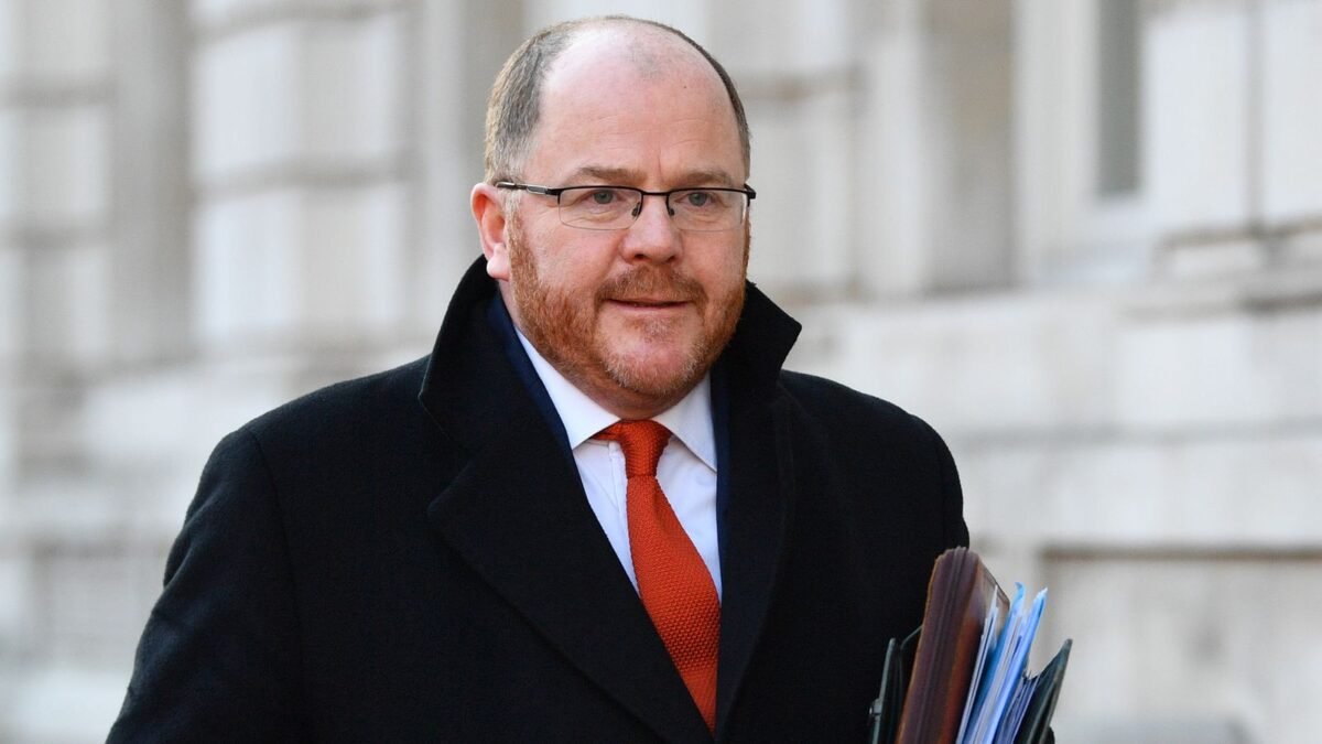 UK: Bývalý minister za Konzervatívcov George Freeman suspendovaný ako obchodný vyslanec kvôli obvineniam z “peniaze za otázky”