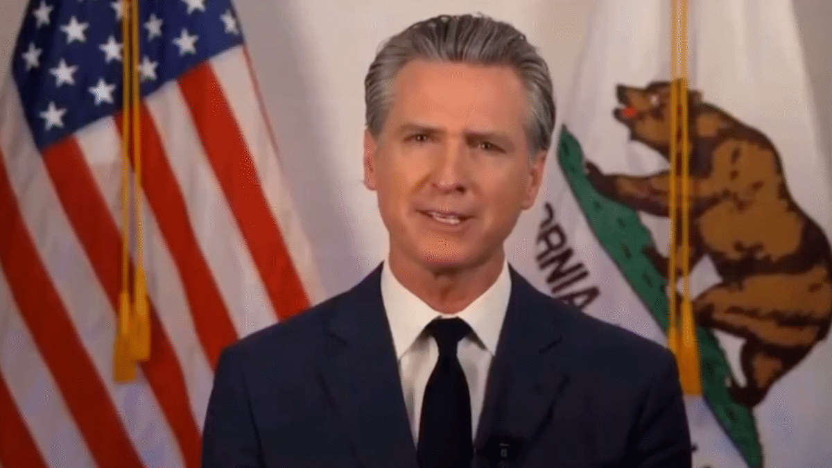 Gavin Newsom nazval Donalda Trumpa diktátorom, hrozbou pre demokraciu a povzbudzuje k ďalším demonštráciám po celej krajine