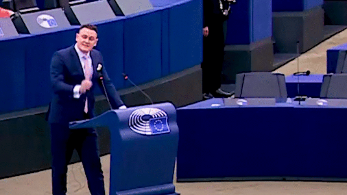 Tomasz Froelich obhajuje v Európskom parlamente právo Maďarska zakázať Pride