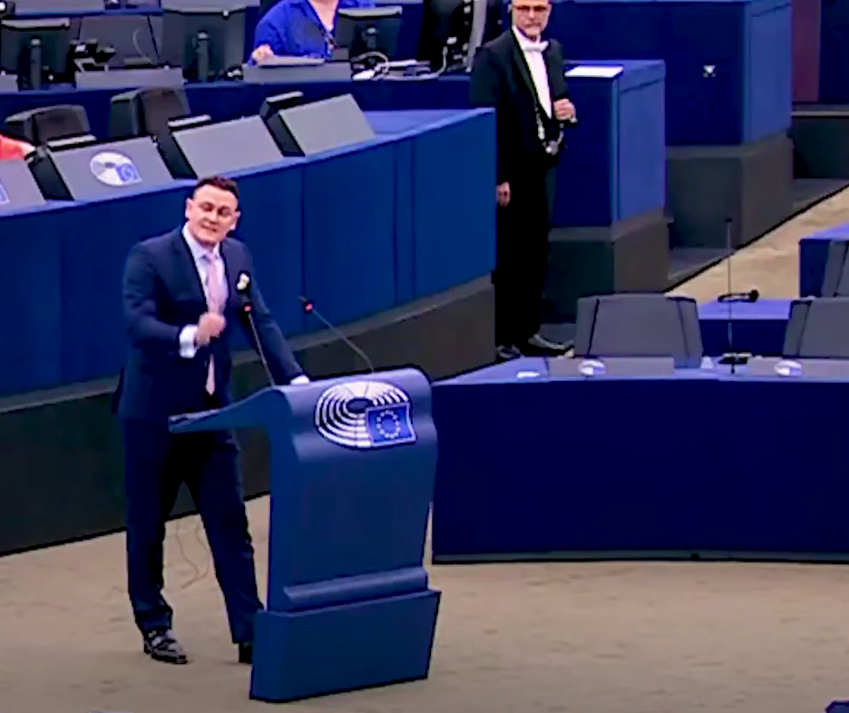 Tomasz Froelich obhajuje v Európskom parlamente právo Maďarska zakázať Pride
