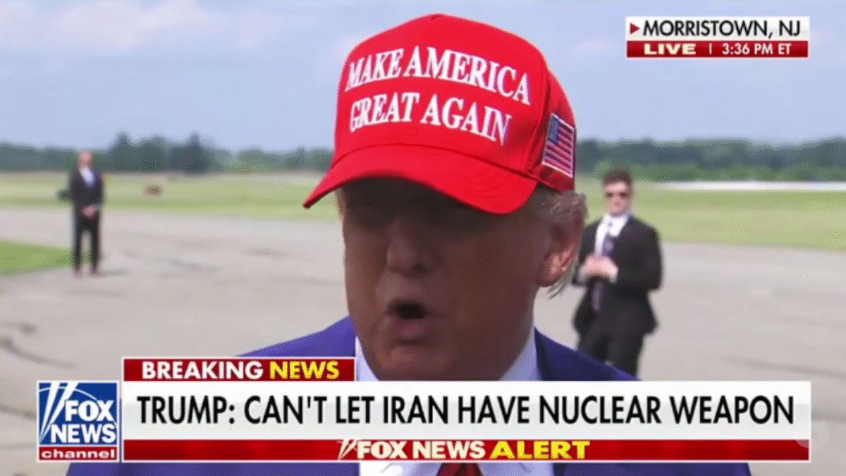 Donald Trump hovorí, že „spravodajská komunita sa mýli“, že Irán nevyvíja jadrové zbrane.