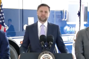 Viceprezident Vance poďakoval námorníkom a príslušníkom orgánov činných v trestn...