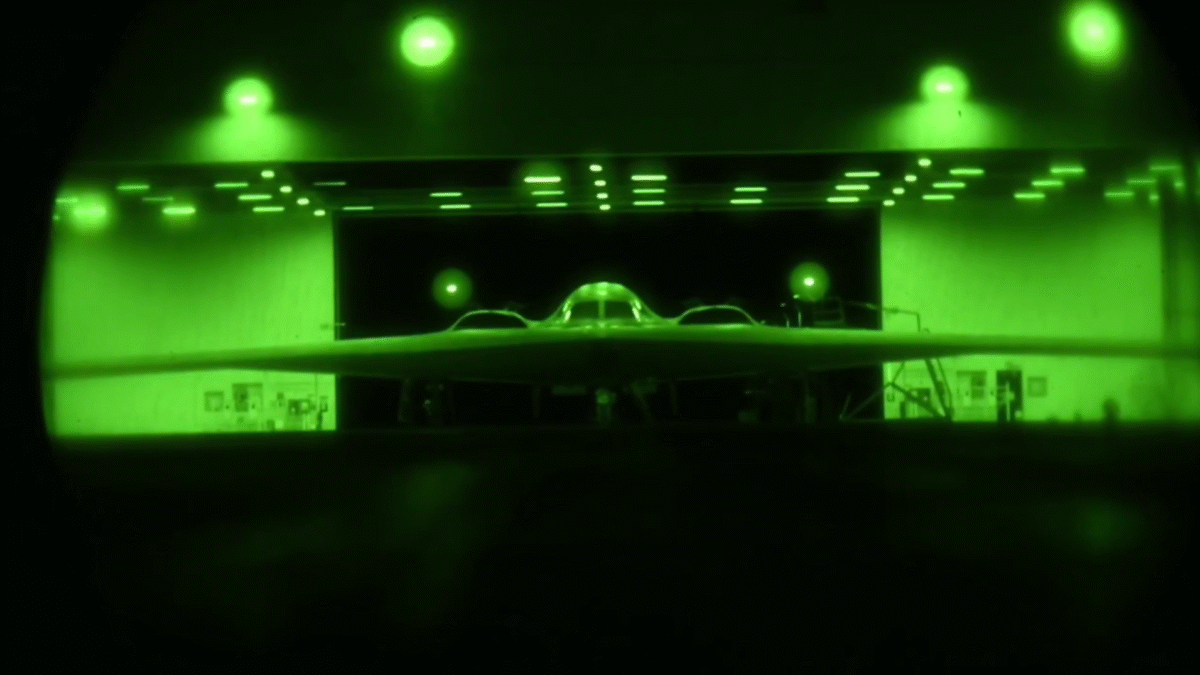 Ministerstvo obrany USA zverejnilo video, na ktorom sa americké bombardéry B-2 Spirits pripravujú na bombardovanie Iránu