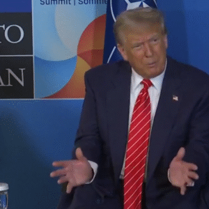 Donald Trump: CNN je spodina. MSDNC je spodina. New York Times je spodina.