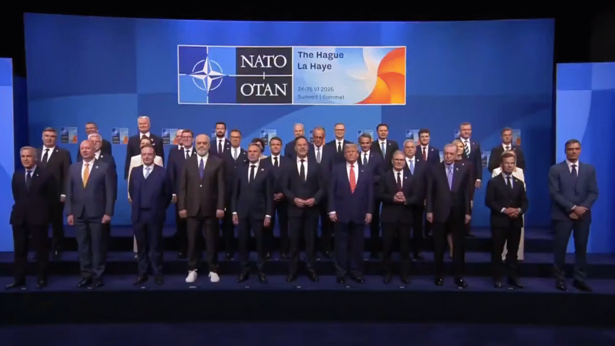 „Rodinná“ fotografia členov NATO – Zelenskyj do rodiny nepatrí