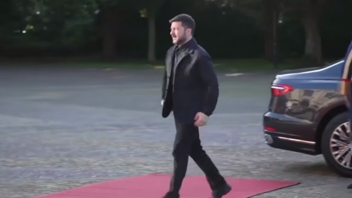 Komu to uniklo, tak Zelenskyj si včera konečne obliekol oblek (video)