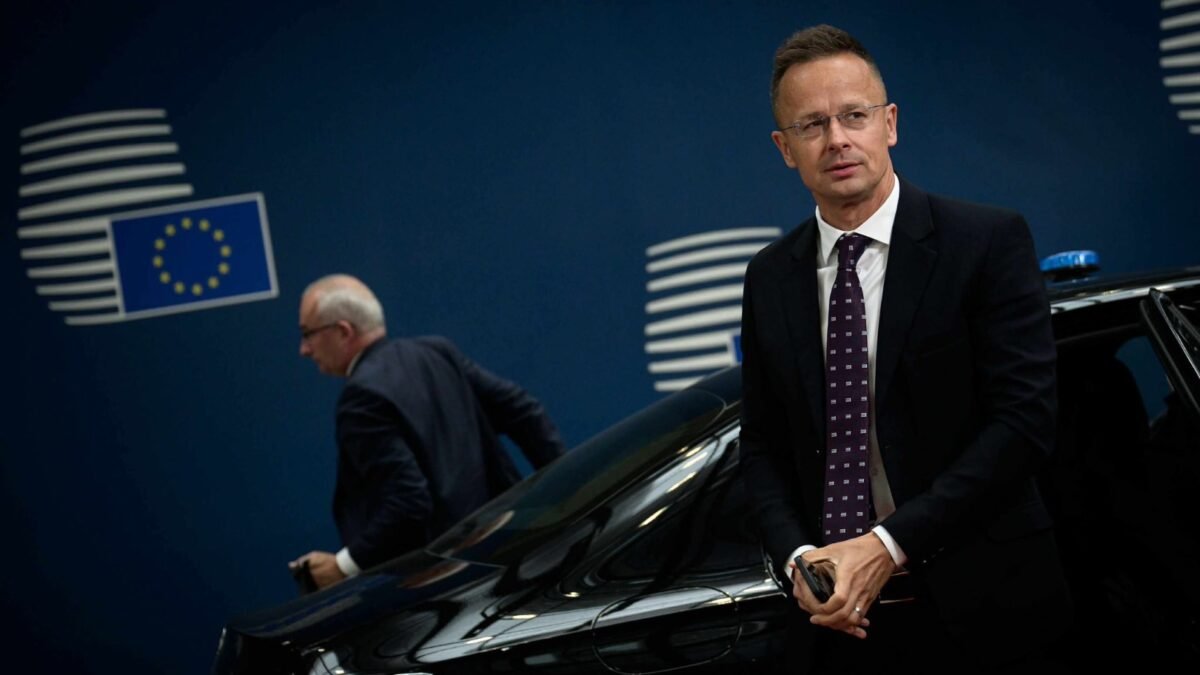Maďarsko a Slovensko zablokovali prijatie 18. balíka sankcií proti Rusku, oznámil maďarský minister zahraničných vecí Péter Szijjártó