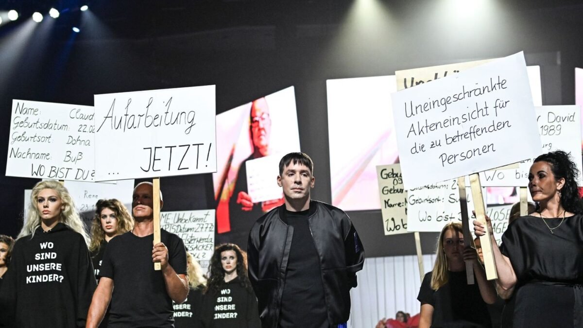 Týždeň módy: Trblietanie a hrôza: Módna prehliadka o nútených adopciách v NDR.
