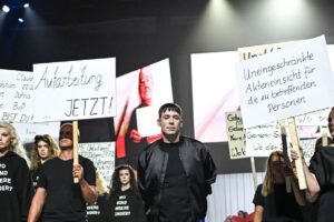 Týždeň módy: Trblietanie a hrôza: Módna prehliadka o nútených adopciách v NDR.