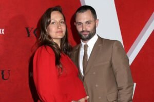 Penn Badgley: Manželka Domino odhaľuje svoj tehotenský brušok
