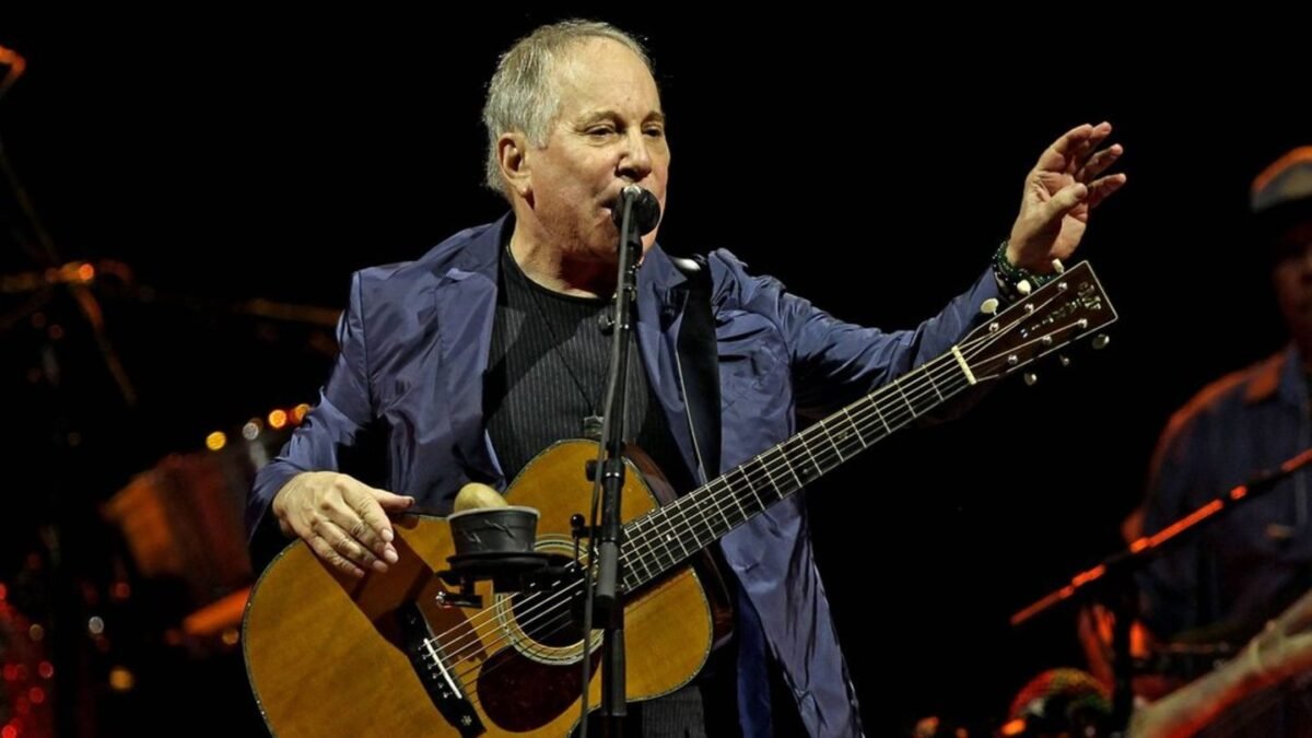 Koncert sa odkladá: Paul Simon potrebuje po operácii chrbta oddych.