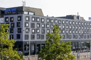 Neskolaudovaná fasáda hotela na nábreží v Bratislave