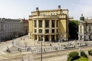 Absolventi vysokých škôl pri hľadaní práce čakávajú vysoké mzdy.