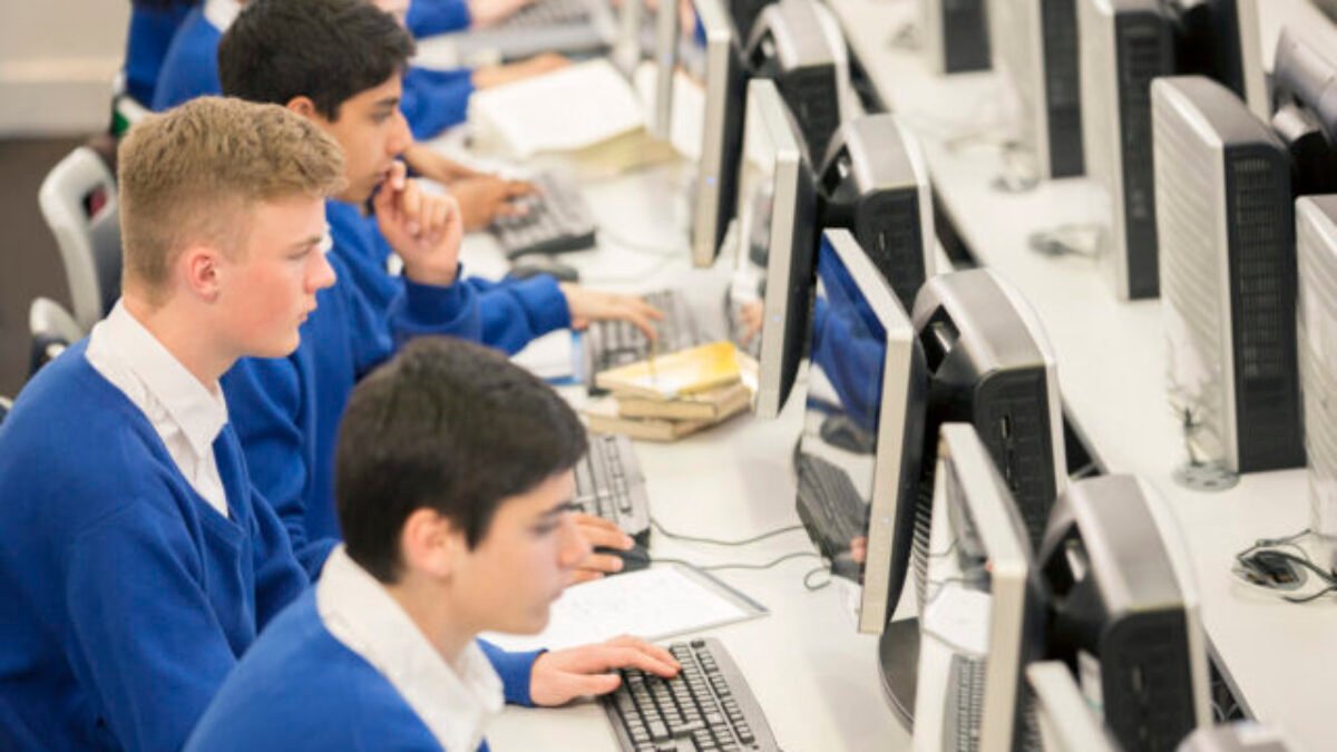 Absolventi informatiky majú najvyššie platové očakávania, od reálnych ponúk sa veľmi nelíšia