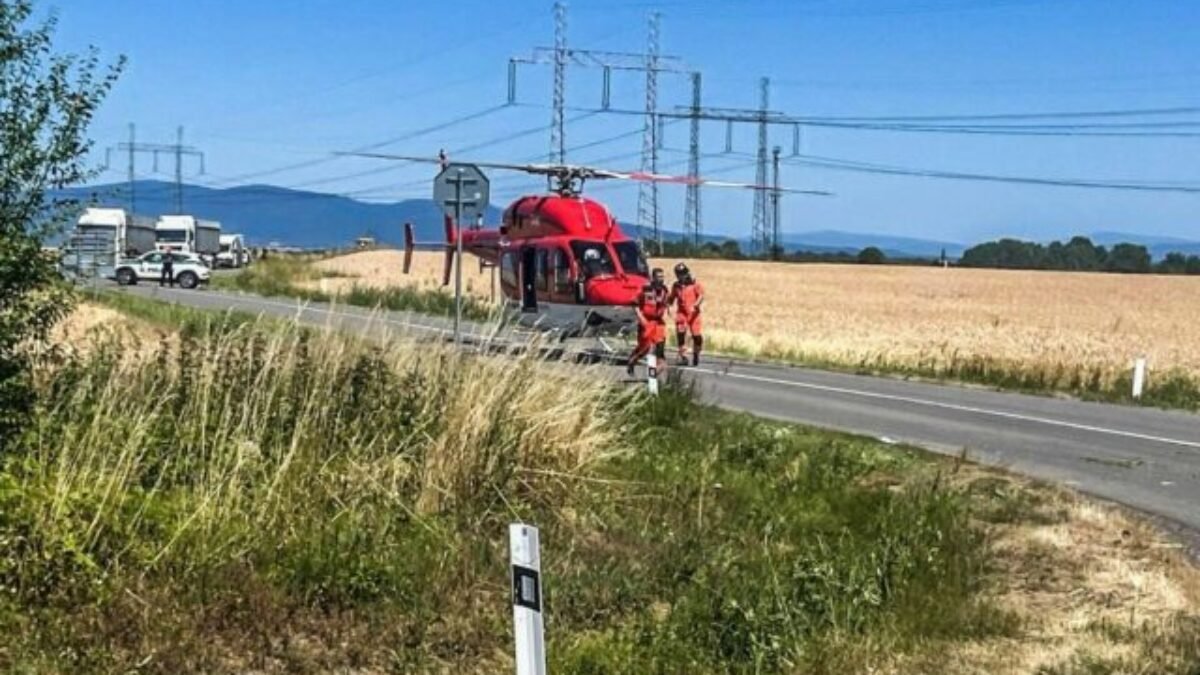 Záchranári zasahujú pri vážnej nehode pri Pavlovciach nad Uhom, na mieste sa nachádza aj vrtuľník