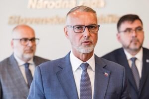 Raši vyzýva na odblokovanie 200 miliónov eur pre samosprávy, varuje pred porušen...