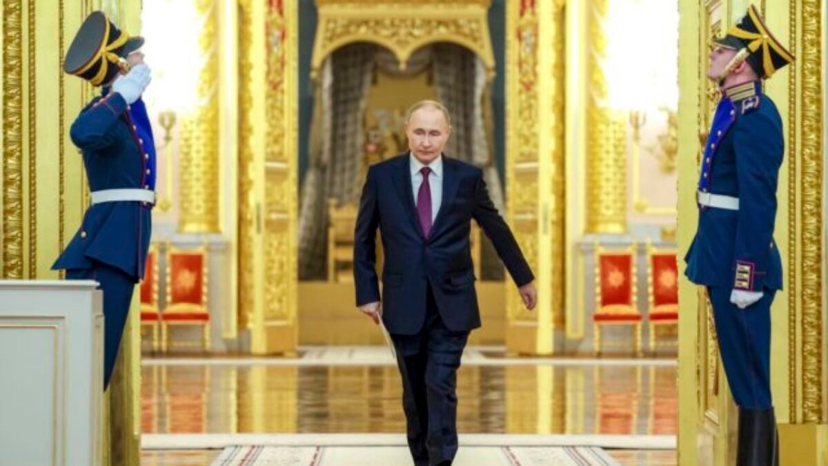 Ruský mocnár Putin Trumpovi povedal, že Moskva sa cieľov na Ukrajine nevzdá
