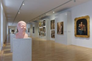Výstavne konzervatívna, obsahovo surrealistická. Nová stála expozícia Východoslo...