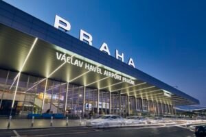 Po letisku v Prahe sa povozil motorkár, museli zastaviť leteckú premávku