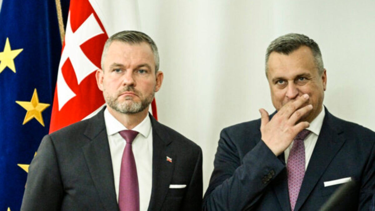 Danko chce Pellegrinimu znížiť plat o polovicu. Premiér by mal zarábať viac než prezident, tvrdí