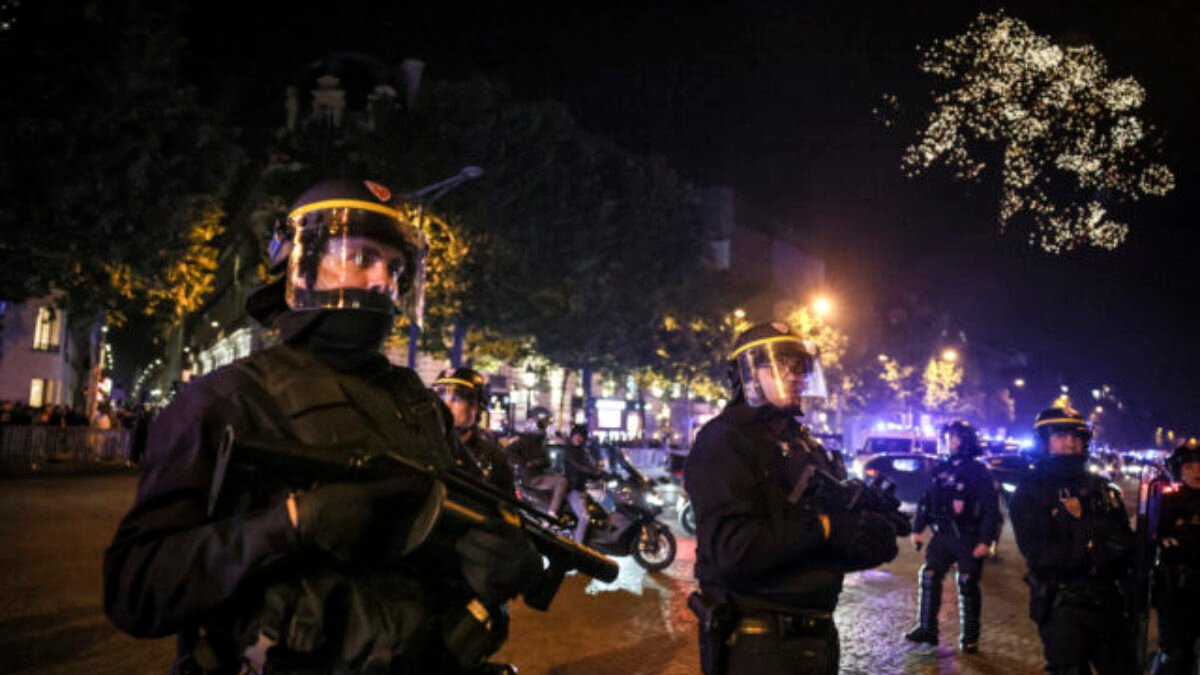 Maskovaní výtržníci zaútočili na diaľnicu v Limoges, polícia hlási zranených