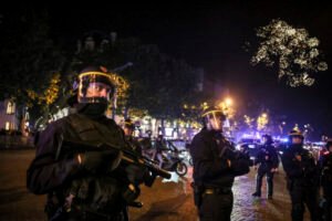 Maskovaní výtržníci zaútočili na diaľnicu v Limoges, polícia hlási zranených
