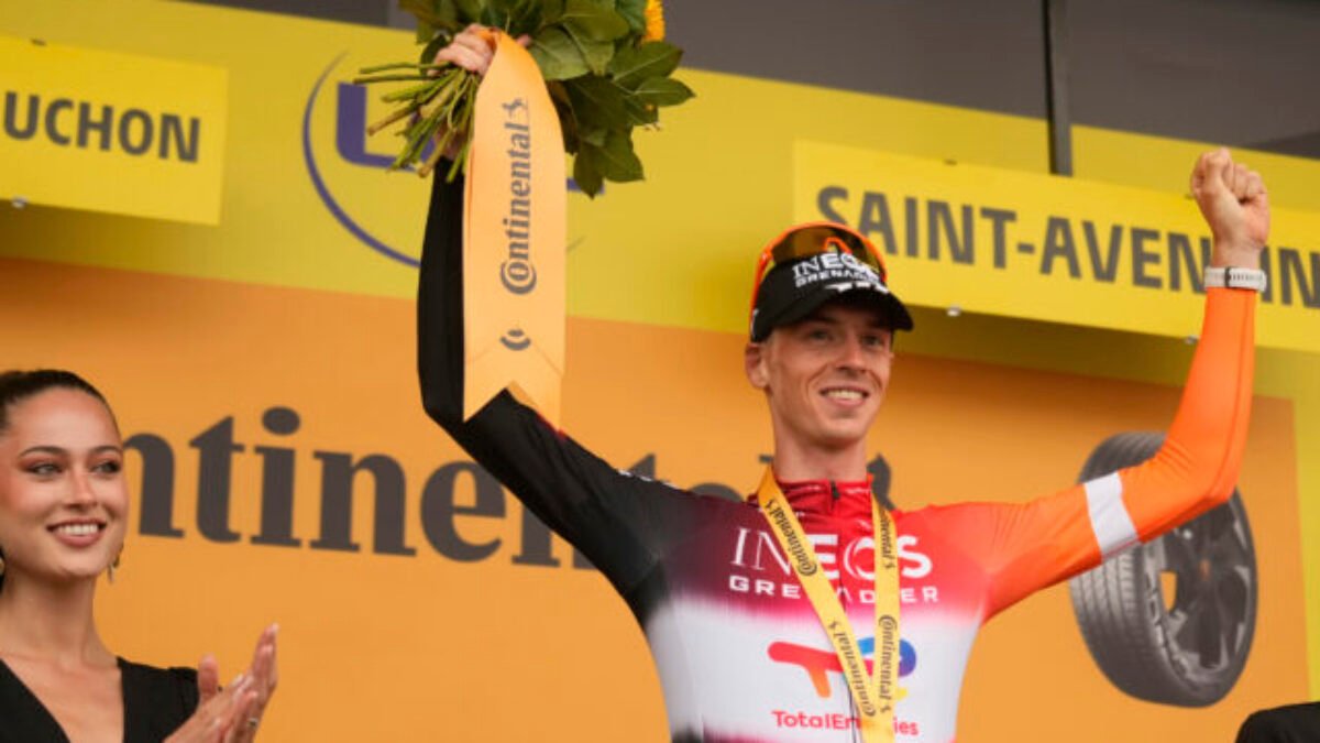 Arensman triumfuje v hmle na Tour de France, Pogačar zvyšuje náskok