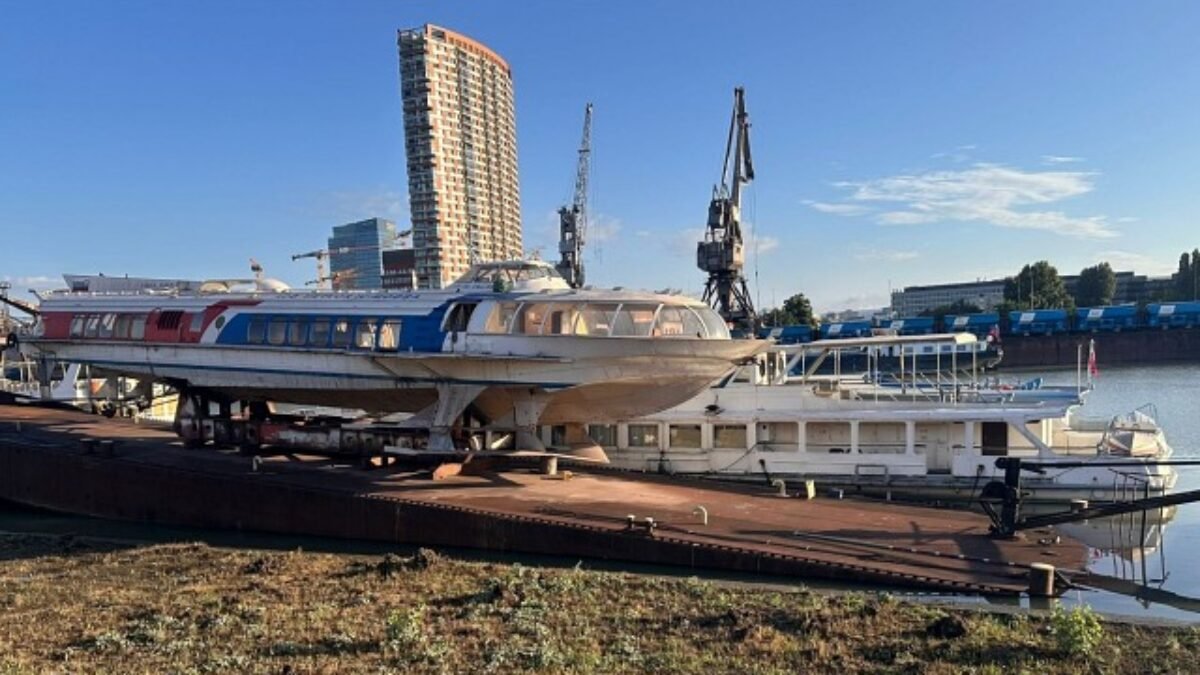 Hasiči zasahujú v bratislavskom prístave, zachraňujú potápajúci sa pontón so známou loďou Raketa – FOTO