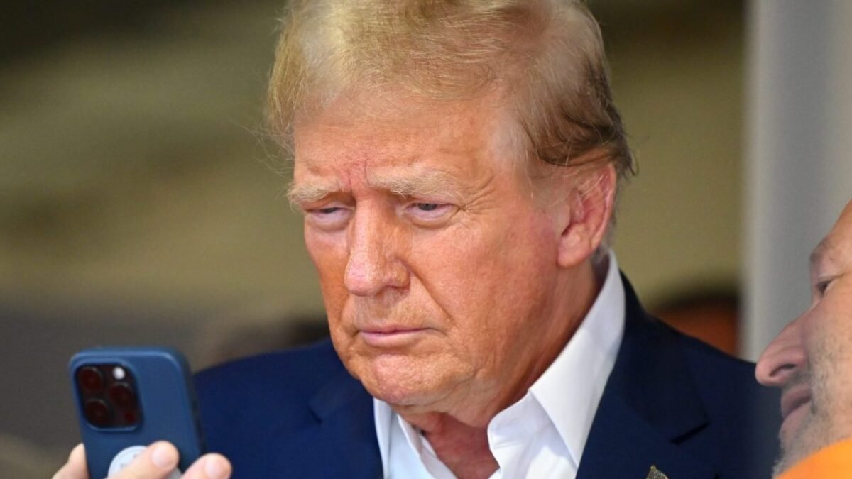 Trump sa sťažuje, že AT&T je „úplne neschopné správne fungovať na ich mobiloch“.