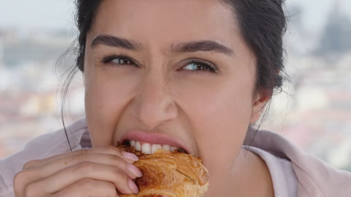 Tá romantická komédia na Netflixe, ktorá je dosť dobrá na to, aby ste si ju každý večer pustili pred spaním.