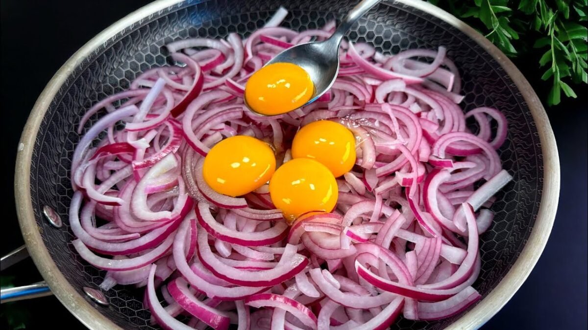 1751412815 maxresdefault.jpg Vynikajúci recept: vajcia s cibuľou