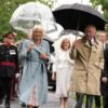 Kráľ Charles a Camilla: Dobrá nálada aj v škótskom daždi