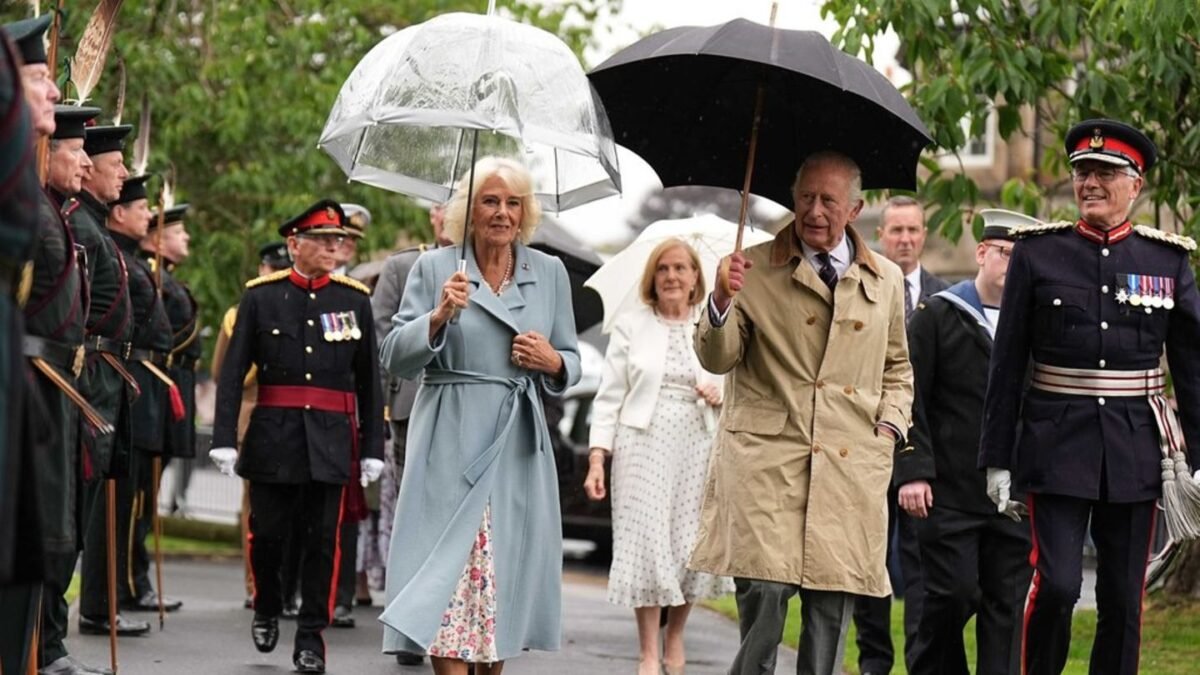 Kráľ Charles a Camilla: Dobrá nálada aj v škótskom daždi