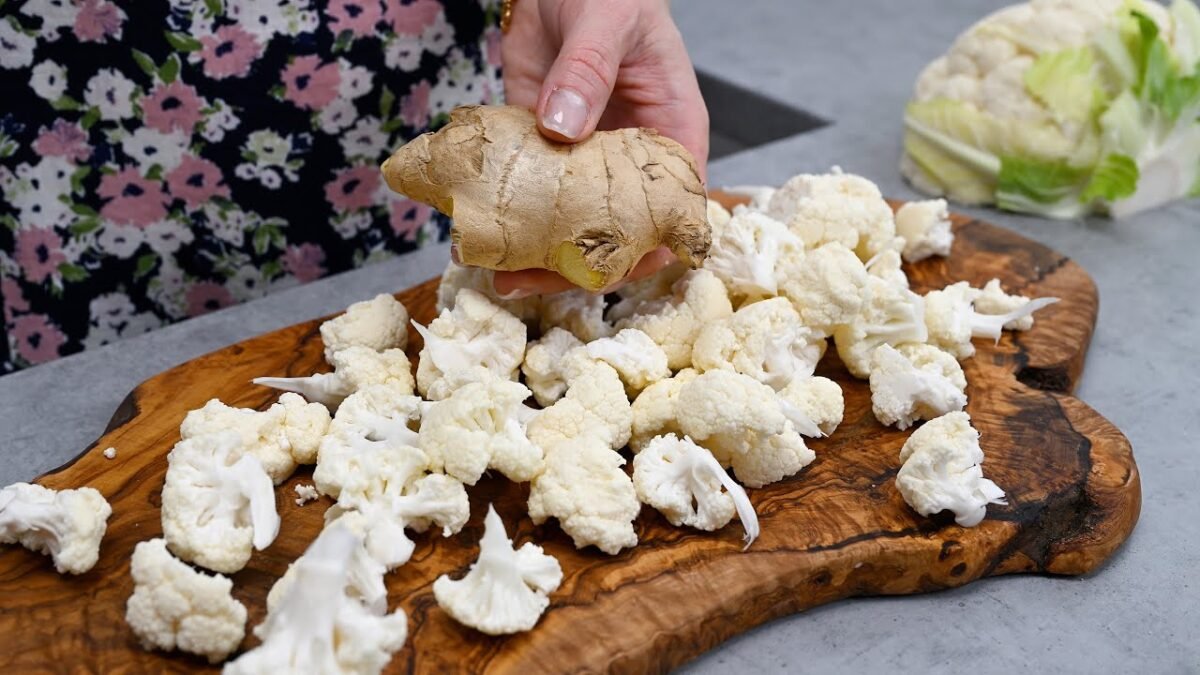 Chrumkavý vyprážaný karfiol so sezamovou a arašidovou omáčkou