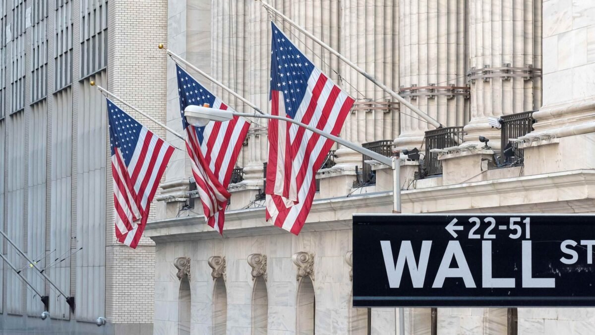 Live Nasdaq Composite: Trhy ustupujú, keď sa začínajú objavovať praskliny v ekonomike.