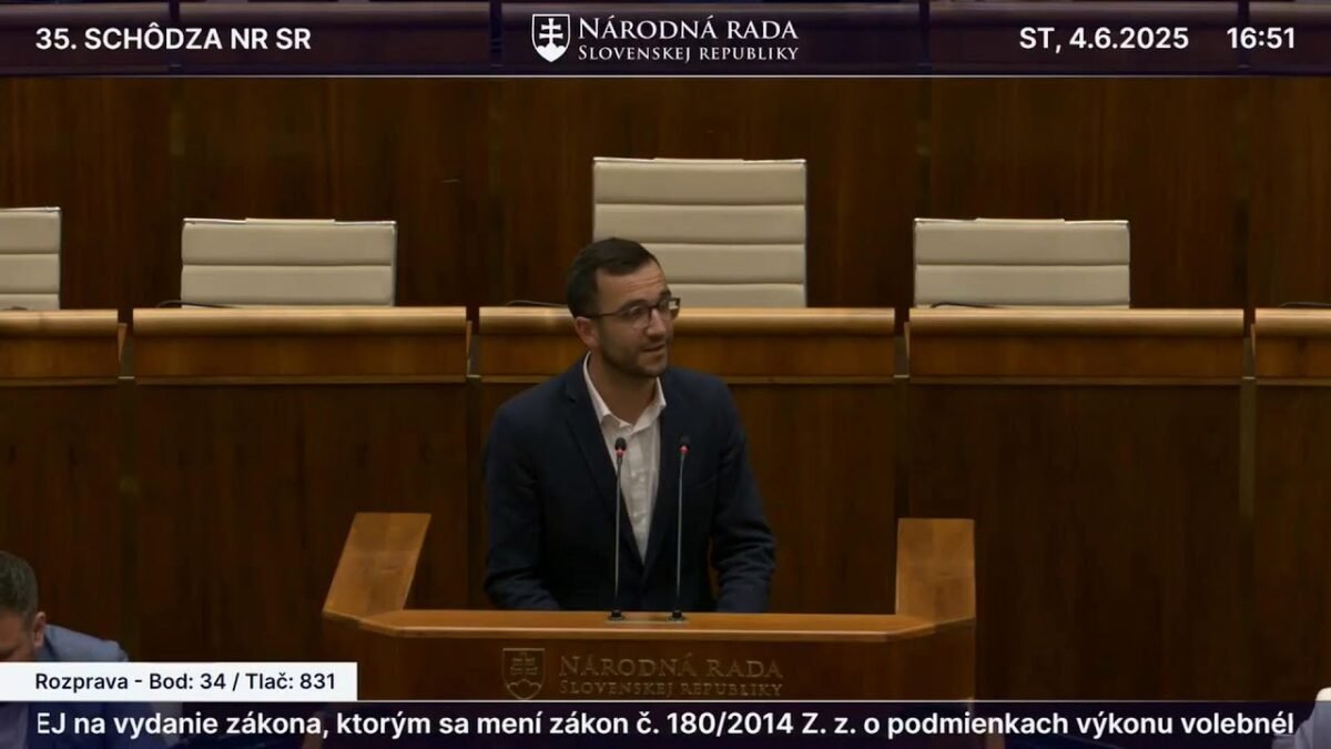 NAŽIVO: Július Jakab v rozprave k právu voliť od 16 rokov.