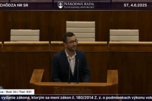 NAŽIVO: Július Jakab v rozprave k právu voliť od 16 rokov.