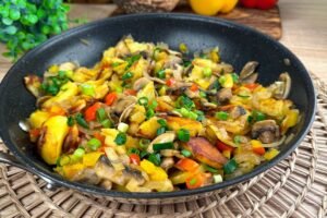 Recept na vynikajúce vyprážané zemiaky s hubami a paprikou