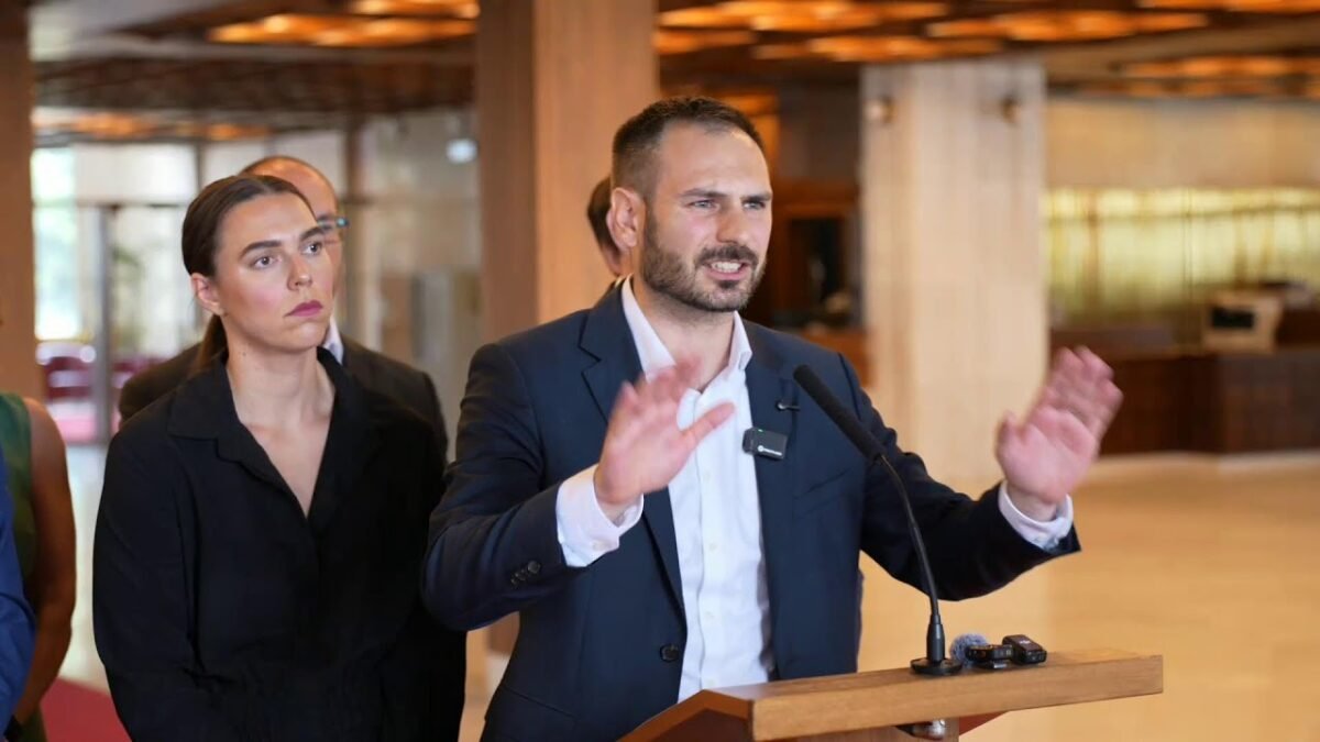 NAŽIVO: Dalšie zistenia v kauze baterkáreň Šurany.