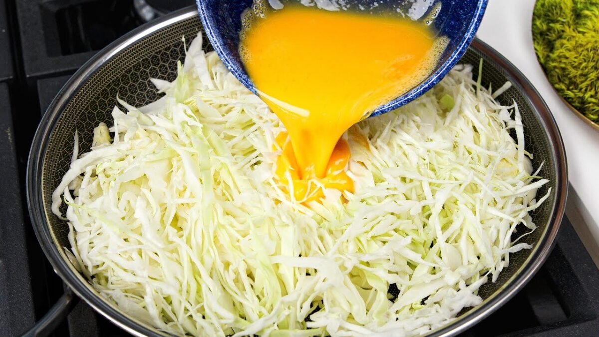 1752734471_maxresdefault.jpg Kapusta s vajcami chutí lepšie ako mäso! Jednoduchý, rýchly a veľmi chutný recept na večeru!