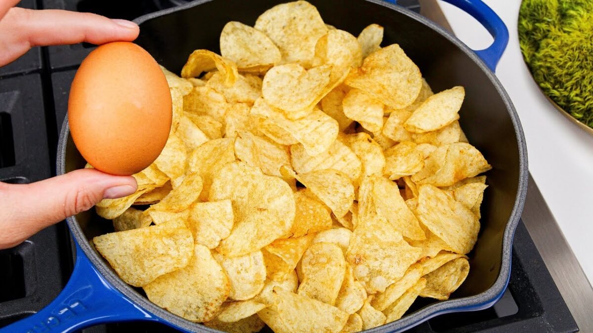 Len 3 ingrediencie! Pridajte vajíčka do zemiakových lupienkov. Je to tak chutné! Jednoduché raňajky, obed alebo večera.
