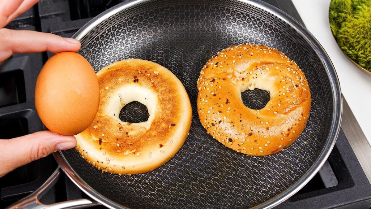 Len 3 ingrediencie! Najlepší 5-minútový recept na raňajky! Jednoduchý a chutný recept na vajíčka a bagel!