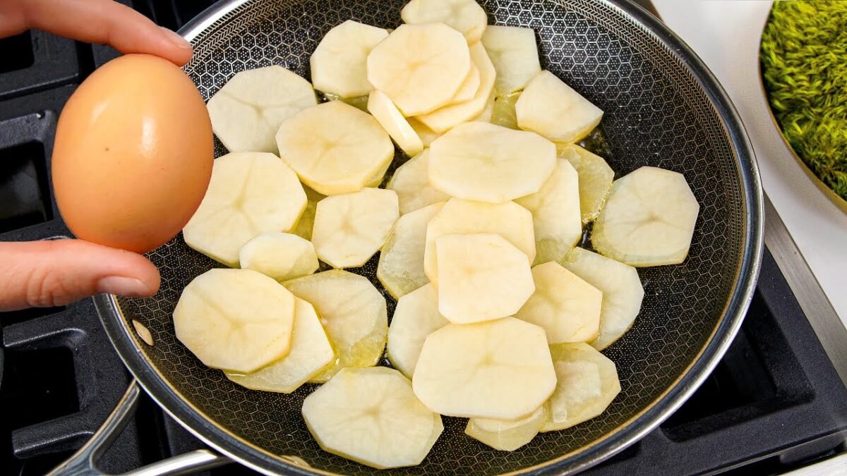Len zopár ingrediencií! Stačí pridať vajíčka do zemiakov. Je to tak chutné! Jednoduché raňajky, obed alebo večera.