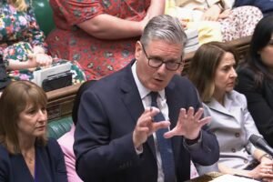 🔴 Starmer grilovaný v búrlivých premiérskych otázkach ohľadom Gazy, antisemitizm...