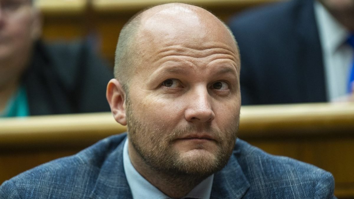 Exminister Naď vypovedal na polícii pre darovanú miníciu Ukrajine.