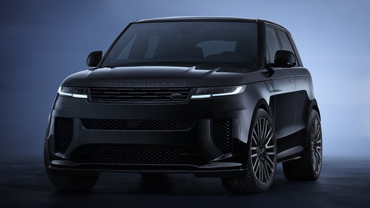 Range Rover Sport SV Black dosahuje 60 za 3,6 sekundy a vyzerá ako stealth bombardér.